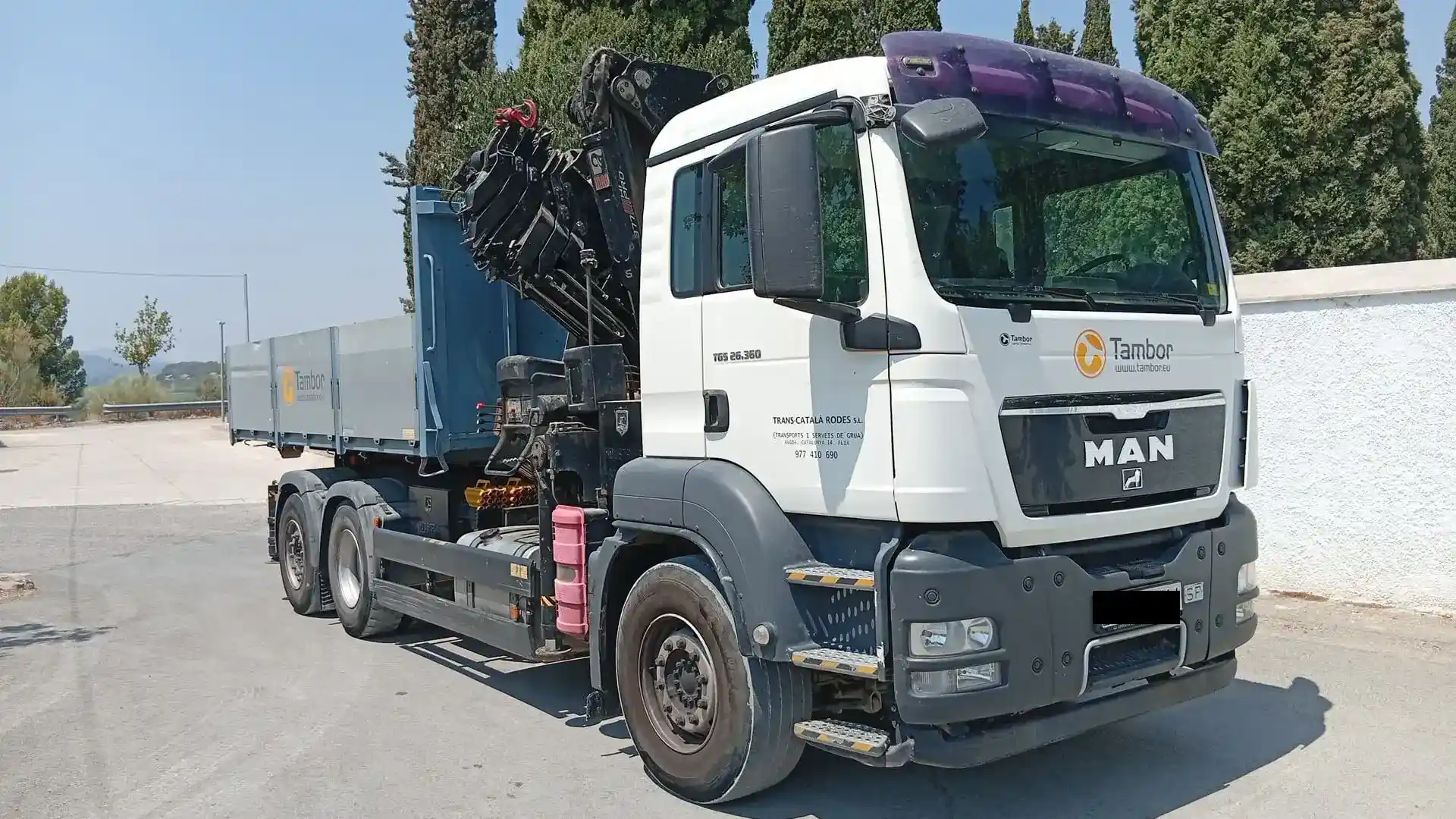Camió grua de Trans-Català Rodes S.L. treballant a Flix